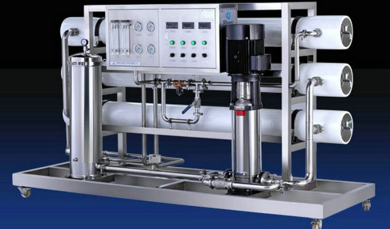 長(zhǎng)春大型純凈水設(shè)備維護(hù)現(xiàn)場(chǎng)